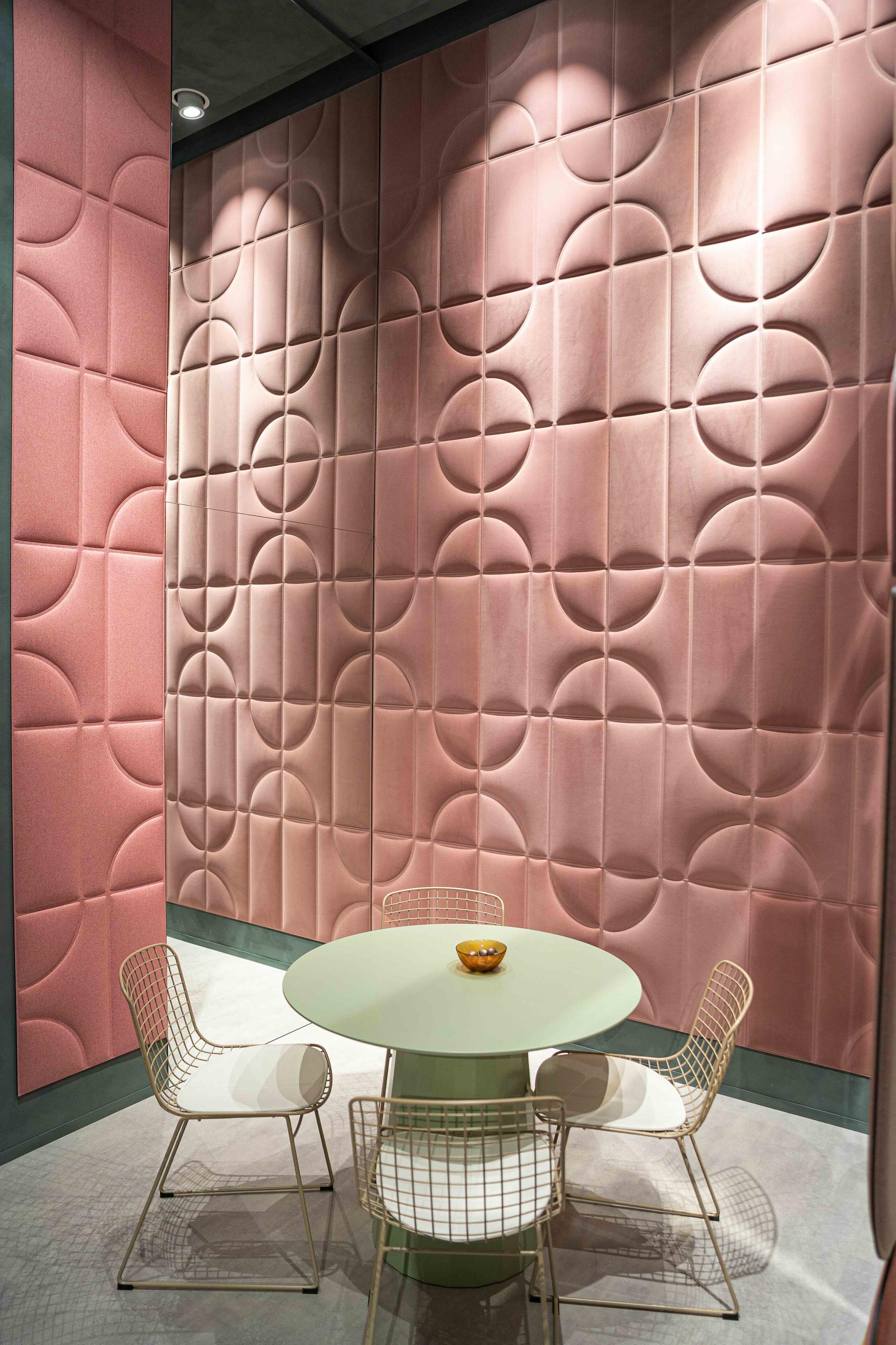 Rivestimento fonoassorbente per pareti Alma di Isolspace, che si ispira al contrasto che diventa armonia, agli opposti che si attraggono. Un intreccio di linee rette e curve che si uniscono a creare suggestioni sempre nuove e diverse. Si tratta di una piastrella fonoassorbente che permette di creare boiserie acustiche eleganti e raffinate, un rivestimento morbido e piacevole. Disponibile in quattro diverse palette di tessuti. https://isolspace.it/it/collezioni/panoramica-alma/