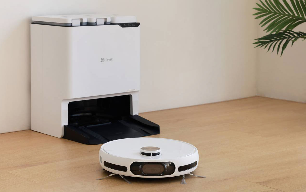 Grazie a una tecnologia avanzata e all’integrazione dell’Intelligenza Artificiale, RS20 Max di Ezviz riconosce l’ambiente, interpreta il contesto e agisce in modo proattivo, adattando modalità, intensità e percorsi in base alla configurazione reale degli spazi. Ha autonomia fino a 300 mq per ciclo, capacità di mappare fino a quattro piani, sistema visivo RGB, sensori LDS LiDAR e riesce a riconoscere fino a 108 oggetti evitandoli. La potenza di aspirazione è di 13.000 Pa, e grazie ad una spazzola anti-groviglio con sistema brevettato CutFree 3 in 1 e alle due spazzole laterali auto sollevanti, rimuove peli, polvere e detriti anche da tappeti e fessure profonde. Il sistema di lavaggio dinamico dei pavimenti si basa su doppi mop rotanti a 180 giri/minuto. Con base di ricarica e svuotamento, misura L 45 x P 47 x H 53 cm. Prezzo 858 euro. www.EZVIZ.com/it Grazie a una tecnologia avanzata e all’integrazione dell’Intelligenza Artificiale, RS20 Max di Ezviz riconosce l’ambiente, interpreta il contesto e agisce in modo proattivo, adattando modalità, intensità e percorsi in base alla configurazione reale degli spazi. Ha autonomia fino a 300 mq per ciclo, capacità di mappare fino a quattro piani, sistema visivo RGB, sensori LDS LiDAR e riesce a riconoscere fino a 108 oggetti evitandoli. La potenza di aspirazione è di 13.000 Pa, e grazie ad una spazzola anti-groviglio con sistema brevettato CutFree 3 in 1 e alle due spazzole laterali auto sollevanti, rimuove peli, polvere e detriti anche da tappeti e fessure profonde. Il sistema di lavaggio dinamico dei pavimenti si basa su doppi mop rotanti a 180 giri/minuto. Con base di ricarica e svuotamento, misura L 45 x P 47 x H 53 cm. Prezzo 858 euro. www.EZVIZ.com/it