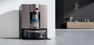 Grazie alla funzione PowerBoost Technology, il robot aspirapolvere Deebot X11 OmniCyclone di Ecovacs può pulire fino a 1.000 mq in un solo ciclo garantendo un’autonomia continua e prestazioni costanti. Il sistema Ozmo Roller 2.0 con il rullo in nylon elimina le macchie più ostinate e la tecnologia TruEdge 3.0 Extreme Edge permette persino di scivolare lungo i battiscopa per una copertura di pulizia del 100% intorno ai bordi e agli angoli. Infine, il sistema Blast potenziato assicura un’aspirazione ultrapotente di 19.500 Pa. Con base di ricarica e svuotamento, misura L 38 x P 46,5 x H 49 cm. Prezzo 1.299 euro. www.ecovacs.com Grazie alla funzione PowerBoost Technology, il robot aspirapolvere Deebot X11 OmniCyclone di Ecovacs può pulire fino a 1.000 mq in un solo ciclo garantendo un’autonomia continua e prestazioni costanti. Il sistema Ozmo Roller 2.0 con il rullo in nylon elimina le macchie più ostinate e la tecnologia TruEdge 3.0 Extreme Edge permette persino di scivolare lungo i battiscopa per una copertura di pulizia del 100% intorno ai bordi e agli angoli. Infine, il sistema Blast potenziato assicura un’aspirazione ultrapotente di 19.500 Pa. Con base di ricarica e svuotamento, misura L 38 x P 46,5 x H 49 cm. Prezzo 1.299 euro. www.ecovacs.com