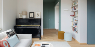 In 76 mq soggiorno, cucina separata, due camere con bagno e due zone studio separate