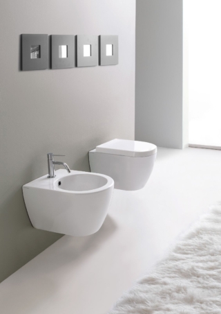 I sanitari sospesi in ceramica della collezione Moon di Scarabeo sono dotati di sistema di flusso d’acqua CLEAN FLUSH. Grazie al sistema Eco Water Saving Plus il vaso scarica utilizzando solo 2/4 litri d’acqua. Ciascuno misura L 36 x P 50,5 cm. Prezzo cadauno, Iva esclusa, 320 euro. www.scarabeoceramiche.it
