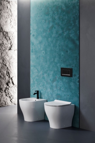 Sono a pavimento i sanitari della collezione Tono di GSI. Il vaso è predisposto per scarico a parete oppure a pavimento tramite curva tecnica, con sistema di scarico Geniusflush®.
Il bidet è monoforo con foro troppopieno. Ciascuno misura L 36 x P 53 cm. Prezzo, cadauno, Iva esclusa e nella versione bianco lucida, 283 euro. https://gsiceramica.it/
