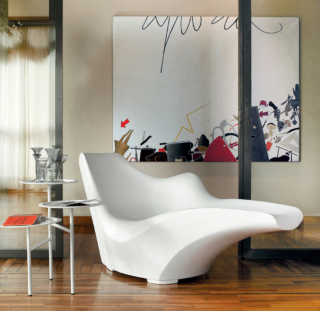 Ha una forma compatta e scultorea la seduta Tokyo-Pop Dormeuse di Driade in vendita su Mohd: è  ottenuta da un monoblocco di polietilene bianco che la rende resistente e che permette di usarla anche all'aperto. Misura L 74 x P 157 x H 78,5 cm. Prezzo 1.215 euro. https://shop.mohd.it