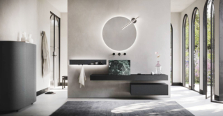 La specchiera Light Tonda dotata di luce a led perimetrale e del faretto Meridiana Nero a luce led fa parte della composizione Luxor di Arbi Arredobagno che include il piano folding in Rovere Antico Inchiostro con lavabo Zen in Laminam Verde Alpi lucido in appoggio. La base sospesa ha il fronte in intreccio Scuro e la scocca in laccato Carruba opaco; la barra Reed in alluminio Nero è corredata di una fascia in Intreccio Scuro e di luce led. La specchiera misura Ø 85 cm. Il faretto, Codice IP44, misura L 52 cm. Prezzo 360 euro. https://www.arbiarredobagno.it La specchiera Light Tonda dotata di luce a led perimetrale e del faretto Meridiana Nero a luce led fa parte della composizione Luxor di Arbi Arredobagno che include il piano folding in Rovere Antico Inchiostro con lavabo Zen in Laminam Verde Alpi lucido in appoggio. La base sospesa ha il fronte in intreccio Scuro e la scocca in laccato Carruba opaco; la barra Reed in alluminio Nero è corredata di una fascia in Intreccio Scuro e di luce led. La specchiera misura Ø 85 cm. Il faretto, Codice IP44, misura L 52 cm. Prezzo 360 euro. https://www.arbiarredobagno.it