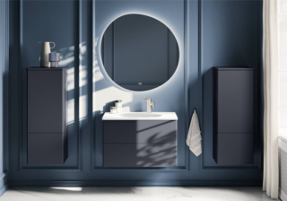 É dotato di una illuminazione a Led integrata lo specchio Antao di Villeroy & Boch: la forma arrotondata, leggermente asimmetrica, permette di inserirlo anche in bagni con uno stile vintage. Codice IP44. Misura L 90 x P 88,5 x H 3,8 cm. Prezzo 1.745 euro + IVA. https://www.villeroy-boch.it É dotato di una illuminazione a Led integrata lo specchio Antao di Villeroy & Boch: la forma arrotondata, leggermente asimmetrica, permette di inserirlo anche in bagni con uno stile vintage. Codice IP44. Misura L 90 x P 88,5 x H 3,8 cm. Prezzo 1.745 euro + IVA. https://www.villeroy-boch.it