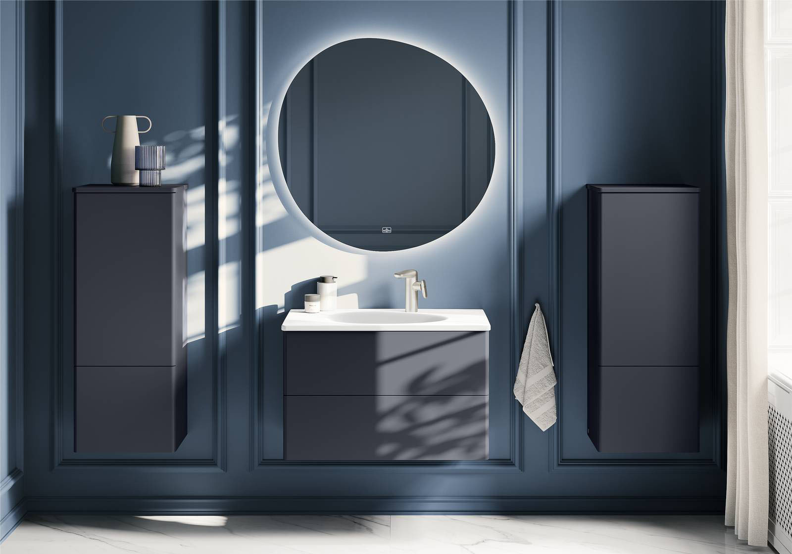 É dotato di una illuminazione a Led integrata lo specchio Antao di Villeroy & Boch: la forma arrotondata, leggermente asimmetrica, permette di inserirlo anche in bagni con uno stile vintage. Codice IP44. Misura L 90 x P 88,5 x H 3,8 cm. Prezzo 1.745 euro + IVA. https://www.villeroy-boch.it É dotato di una illuminazione a Led integrata lo specchio Antao di Villeroy & Boch: la forma arrotondata, leggermente asimmetrica, permette di inserirlo anche in bagni con uno stile vintage. Codice IP44. Misura L 90 x P 88,5 x H 3,8 cm. Prezzo 1.745 euro + IVA. https://www.villeroy-boch.it