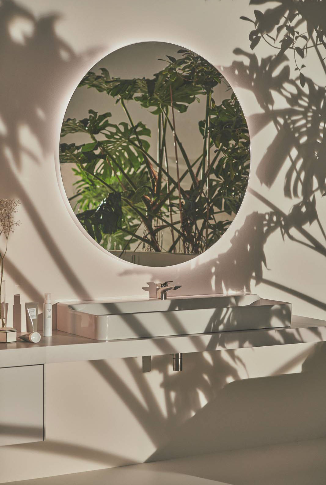 Il grande specchio con luce LED della collezione Conca di Ideal Standard permette di sfruttare al meglio lo spazio in bagno e può essere abbinato ad arredamenti con uno stile diverso grazie al suo design essenziale. Codice IP44. Misura Ø 120 cm. Prezzo 655,50 euro + IVA. https://www.idealstandard.it Il grande specchio con luce LED della collezione Conca di Ideal Standard permette di sfruttare al meglio lo spazio in bagno e può essere abbinato ad arredamenti con uno stile diverso grazie al suo design essenziale. Codice IP44. Misura Ø 120 cm. Prezzo 655,50 euro + IVA. https://www.idealstandard.it
