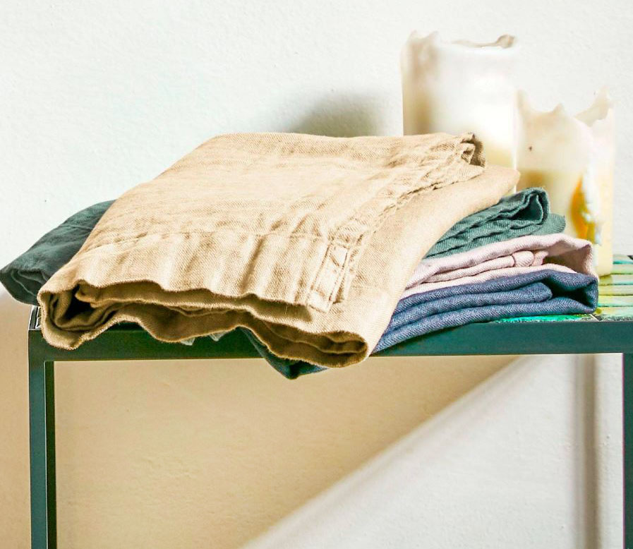 Pregiato puro lino per i teli da bagno Panamà di Lisola Store che hanno un aspetto piacevolmente “vissuto” e una colorazione naturalmente stinta pur risultando morbidi e confortevoli; sono tinti in capo in dodici varianti di colore. Inoltre, sono facilmente lavabili e non necessitano di essere stirati. Misurano L 140 x P 100 cm. Prezzo 96 euro cad. https://www.lisolastore.it