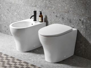 Il vaso e bidet a pavimento della serie Selnova Premium di Geberit sono caratterizzati da un design classico e compatto. Ciascuno misura L 35,5 x P 53 cm. Prezzo, Iva esclusa, della coppia di sanitari, sia nella versione sospesa sia in quella da pavimento, 550 euro. www.geberit.it