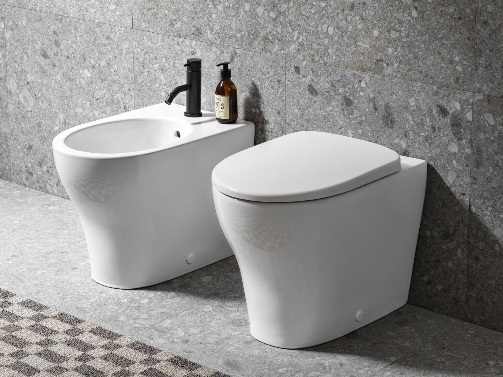 Il vaso e bidet a pavimento della serie Selnova Premium di Geberit sono caratterizzati da un design classico e compatto. Ciascuno misura L 35,5 x P 53 cm. Prezzo, Iva esclusa, della coppia di sanitari, sia nella versione sospesa sia in quella da pavimento, 550 euro. www.geberit.it