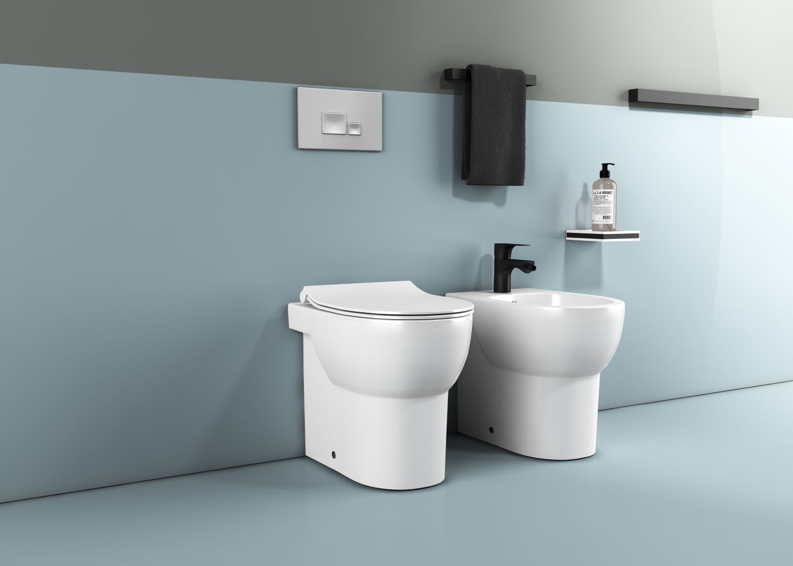 Sono a terra e a filomuro i sanitari in ceramica con finitura bianco lucido Astra di Iperceramica. Il vaso è dotato di sedile termoindurente SLIM con chiusura rallentata soft-close e sistema di risciacquo senza brida (rimless) per una migliore pulizia. Ciascuno misura L 35 x P 50 cm. Prezzo della coppia di sanitari 204,90 euro. www.iperceramica.it