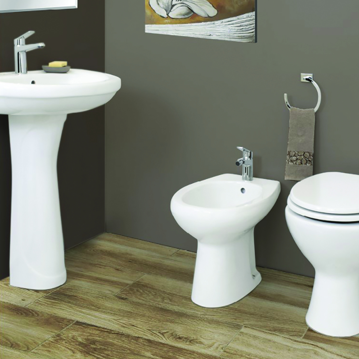Sono in ceramica bianca lucida il vaso e il bidet a terra distanziati lake di Leroy Merlin con scarico a pavimento. Il vaso misura L 36,5 x P 47 cm. Prezzo, sedile escluso,
26,99 euro. Il bidet misura L 36 x P 52 cm e costa 26,99 euro. www.leroymerlin.it