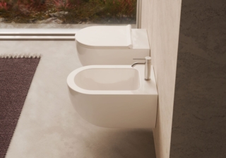 Hanno finitura bianco opaco il vaso e il bidet sospesi della collezione Unica di Alice Ceramica. Dalle linee essenziali e con un design contemporaneo, i sanitari sono rimless (senza brida) e dotati di smalto antibatterico Aliglaze+ per una maggiore igiene e facilità di pulizia. Ciascuno misura L 35 x P 55 cm. Prezzo, cadauno, 486 euro. www.aliceceramica.com