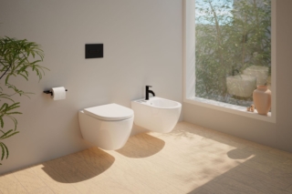 La coppia di sanitari vaso e bidet sospesi evineo ineo3 di Reuter è in ceramica bianca. Il vaso è senza brida. Ciascuno misura L 36 x P 54 cm. Prezzo della coppia 370,23 euro. www.reuter.com