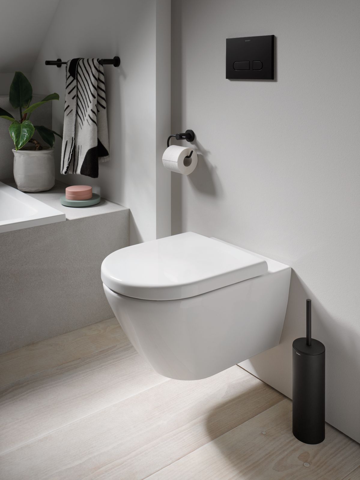 Il vaso sospeso della serie D-Code di Duravit, firmata sieger design, è in ceramica bianca con sedile a chiusura rallentata. Misura L 37 x P 54 cm. Prezzo 399 euro. www.duravit.com