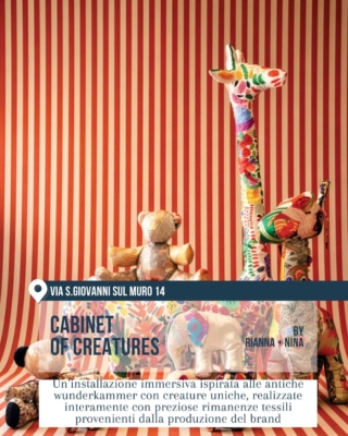 Fuorisalone 2026 Milano, 5VIE Design District: installazione “Cabinet of Creatures” di Rianna + Nina. In uno spazio a righe rosse e crema sono esposte creature tessili colorate, tra cui una giraffa e altri animali fantastici, ispirati alle wunderkammer e al riuso creativo dei tessuti.