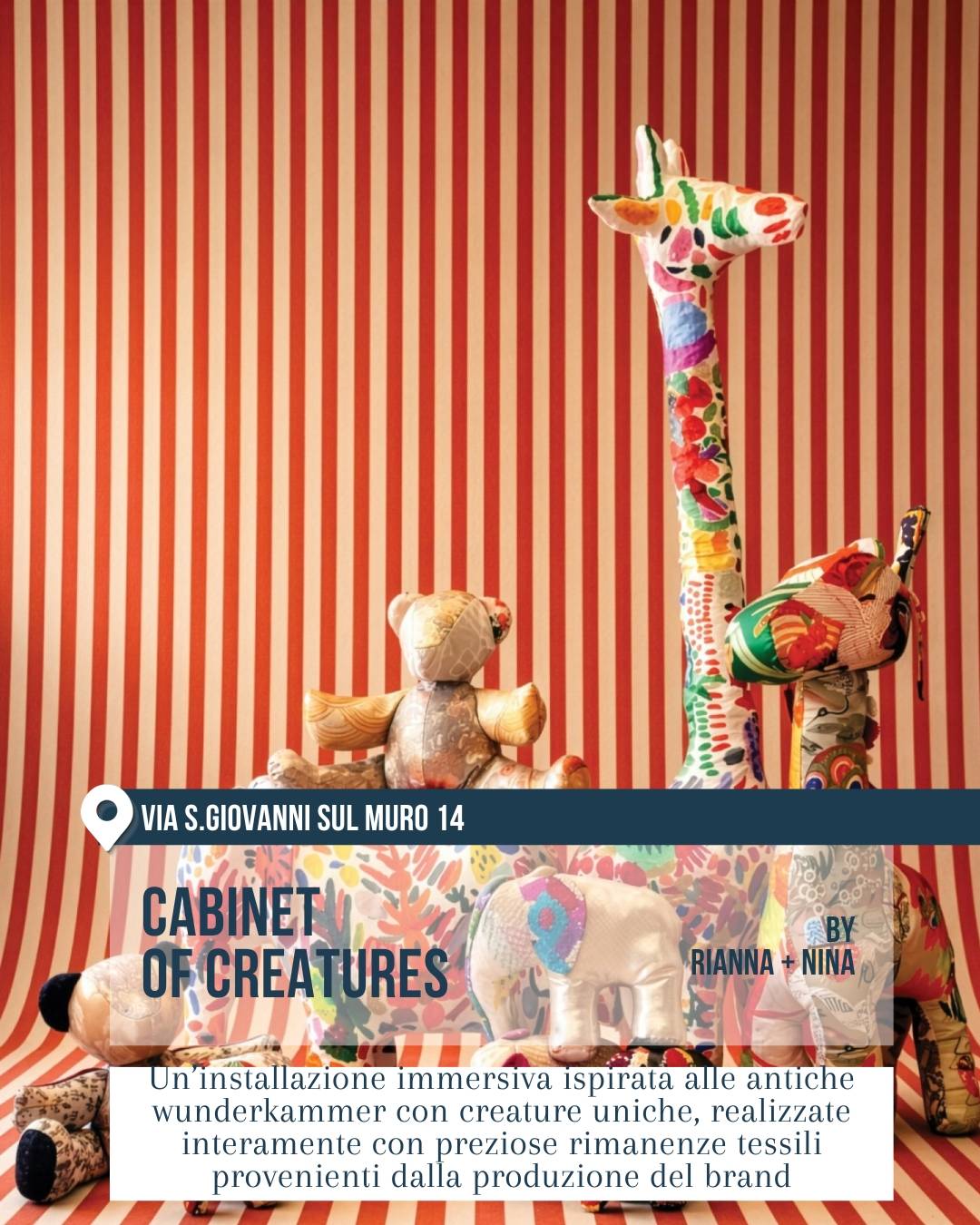 Fuorisalone 2026 Milano, 5VIE Design District: installazione “Cabinet of Creatures” di Rianna + Nina. In uno spazio a righe rosse e crema sono esposte creature tessili colorate, tra cui una giraffa e altri animali fantastici, ispirati alle wunderkammer e al riuso creativo dei tessuti.