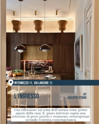 Fuorisalone 2026 Milano, 5VIE Design District: installazione “L’Ingresso” di Liselotte Studio. Interno con cucina di design in legno scuro, isola in marmo, sedute alte e lampade a sospensione, in una rilettura contemporanea dell’ingresso come primo spazio della casa