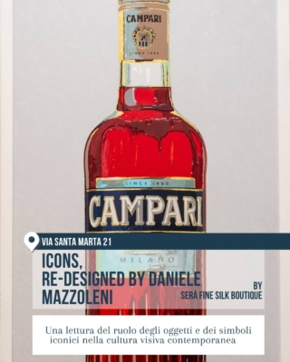Fuorisalone 2026 Milano, 5VIE Design District: “Icons, Re-Designed by Daniele Mazzoleni” per Serà Fine Silk Boutique. Una grande bottiglia Campari reinterpretata in chiave artistica diventa simbolo di design, cultura visiva e oggetti iconici contemporanei.
