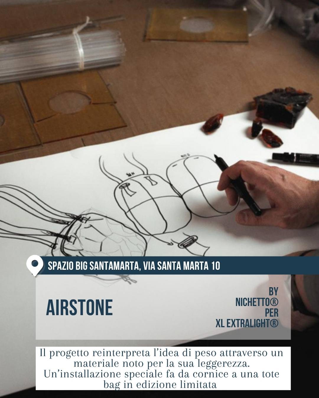 Fuorisalone 2026 Milano, 5VIE Design District: progetto “Airstone” di Nichetto per XL Extralight. Una mano disegna uno schizzo tecnico accanto a materiali e campioni, raccontando un’installazione di design che mette in relazione leggerezza, forma e percezione del peso.