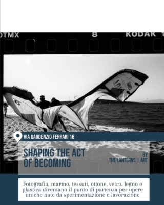 Fuorisalone 2026 Milano, 5VIE Design District: “Shaping the Act of Becoming” di The Lanterns | Art. Immagine in bianco e nero con figure su una spiaggia che muovono una vela o tessuto tecnico, tra fotografia, materia e sperimentazione artistica.