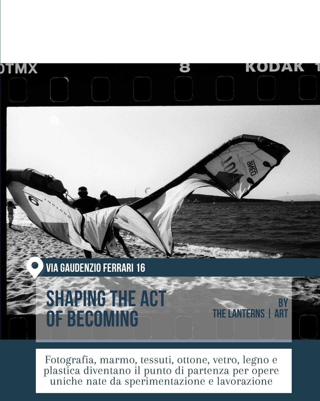 Fuorisalone 2026 Milano, 5VIE Design District: “Shaping the Act of Becoming” di The Lanterns | Art. Immagine in bianco e nero con figure su una spiaggia che muovono una vela o tessuto tecnico, tra fotografia, materia e sperimentazione artistica.