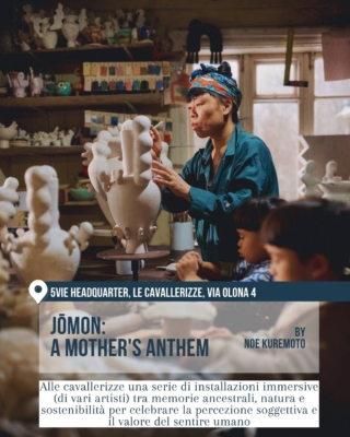 Fuorisalone 2026 Milano, 5VIE Design District: “Jōmon: A Mother’s Anthem” di Noe Kuremoto. Un’artista lavora a una grande scultura organica bianca in uno studio-laboratorio, evocando memoria, artigianato e installazioni immersive.