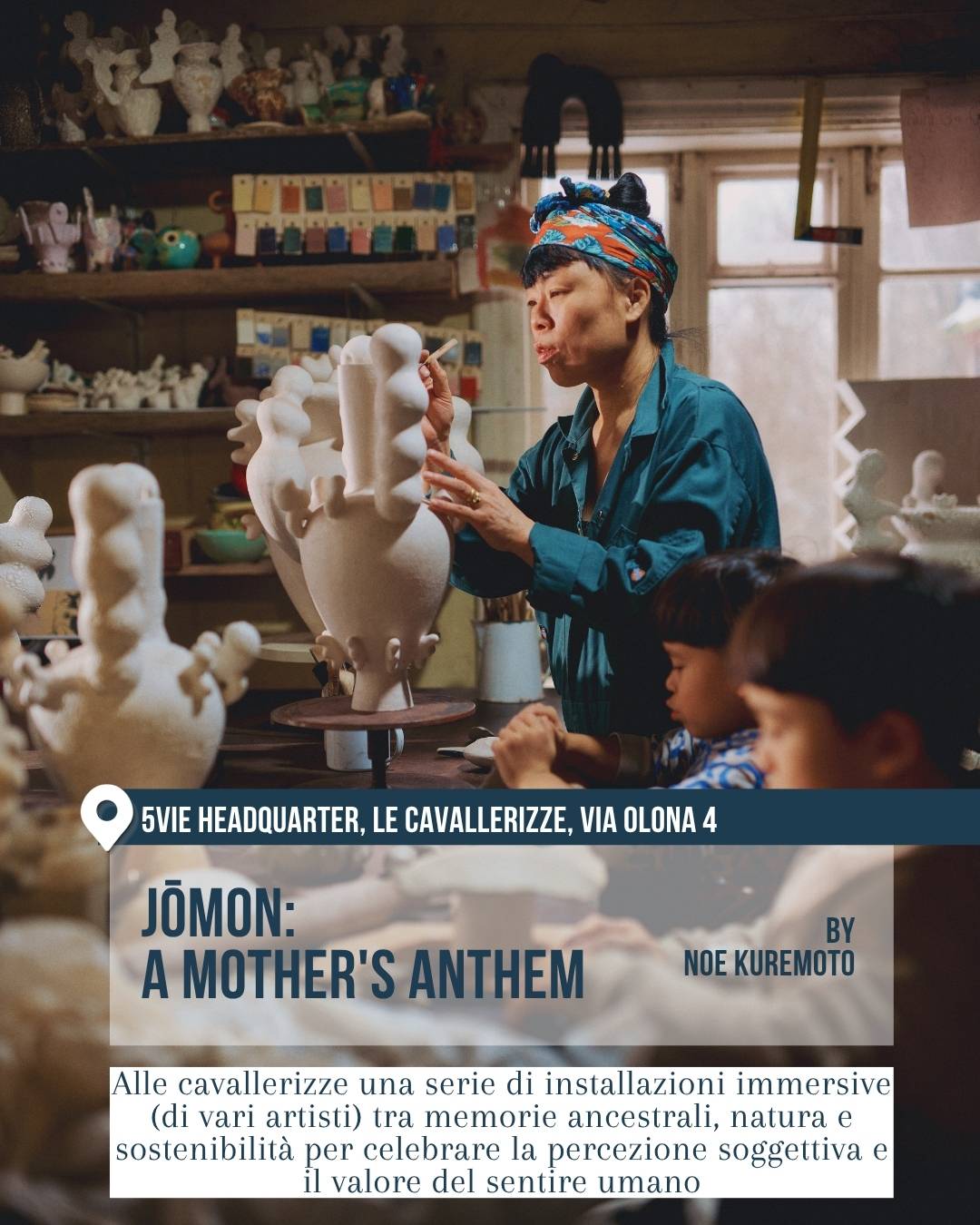 Fuorisalone 2026 Milano, 5VIE Design District: “Jōmon: A Mother’s Anthem” di Noe Kuremoto. Un’artista lavora a una grande scultura organica bianca in uno studio-laboratorio, evocando memoria, artigianato e installazioni immersive.