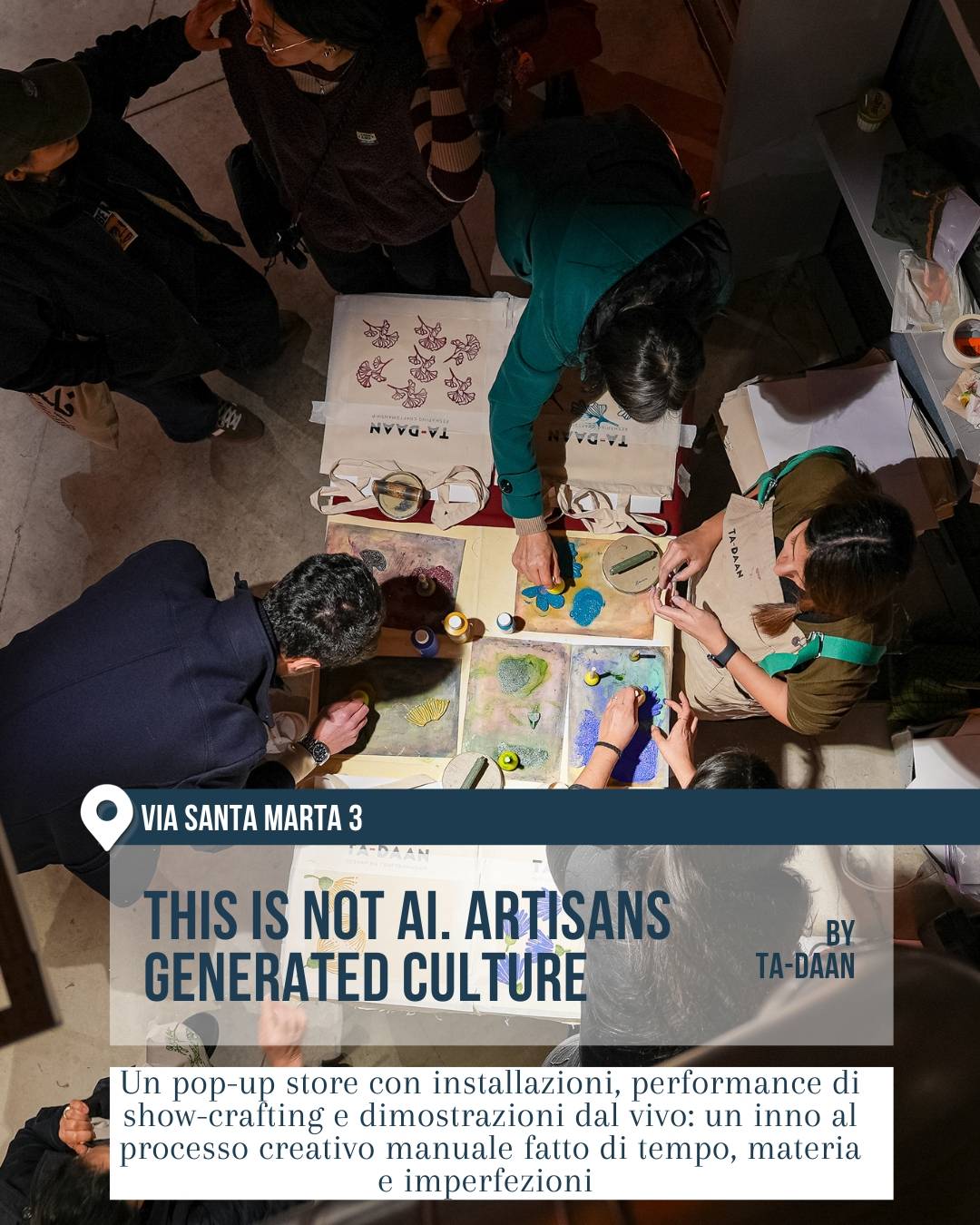 Fuorisalone 2026 Milano, 5VIE Design District: installazione “This Is Not AI. Artisans Generated Culture” di TA-DAAN. Vista dall’alto di persone intorno a un tavolo mentre partecipano a un laboratorio creativo e artigianale con colori, texture e materiali fatti a mano.