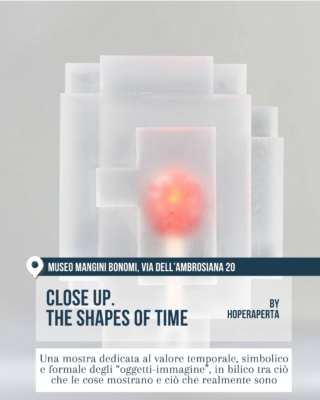 Fuorisalone 2026 Milano, 5VIE Design District: mostra “Close Up. The Shapes of Time” di HoperAperta. Una composizione minimale di pannelli traslucidi sovrapposti lascia intravedere una forma rossa centrale, creando un’immagine sospesa tra oggetto, luce e percezione.