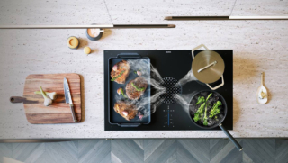 I piani cottura compatti con aspirazione integrata appartenenti al sistema Pure di Bora, si arricchiscono di nuove funzionalità. Prima disponibili con finitura in vetroceramica lucida, ora possono essere scelte anche nella variante nero opaco. Vengono inoltre dotati di un’interfaccia di controllo più intuitiva e connettività avanzata. Il pannello touch digitale, prima monocolore, si presenta dopo il restyling con variazioni cromatiche, rendendo l’uso ancora più intuitivo e il nuovo ugello di aspirazione è ora facilmente removibile grazie a un meccanismo a ribalta. Nei piani vi è l’integrazione di Bora Assist che guida l’utilizzo per cotture particolari garantendo risultati ottimali grazie a un’alimentazione di potenza variabile. www.bora.com
FTK Pad. 2 Stand A18