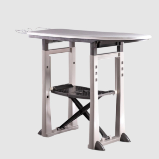 Tavolo da stiro regolabile in 3 posizioni con piano traspirante e mensola portatutto. di Bama. https://www.bamagroup.com/prodotto/casalinghi-produttore/tavolo-da-stiro-trend-evolution/