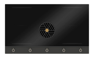 Bertazzoni presenta il nuovo piano aspirante a induzione con manopole della Serie Professional in Carbonio. La struttura in Carbonio, abbinata alla superficie in vetro nero lucido, costruisce un equilibrio sofisticato tra leggerezza visiva e solidità professionale, e le manopole in finitura Titanio offrono una presa sicura e un controllo preciso, mentre al centro del piano la griglia di aspirazione si impone come elemento di design. Il piano aspirante a induzione P904IHK2M30NT largo 90 ha 4 zone Octa da 3 kW, con due configurazioni Multizone che garantiscono la massima adattabilità alle diverse esigenze di cottura. La classe energetica A assicura un equilibrio ottimale tra performance e consumo, il sistema di aspirazione raggiunge i 610 m³/h per un'estrazione rapida e silenziosa e la funzione Power Limitation permette di adattare il prodotto a diverse esigenze di assorbimento elettrico.
Fuorisalone Showroom Bertazzoni Via Durini 17 - Galleria Strasburgo Milano