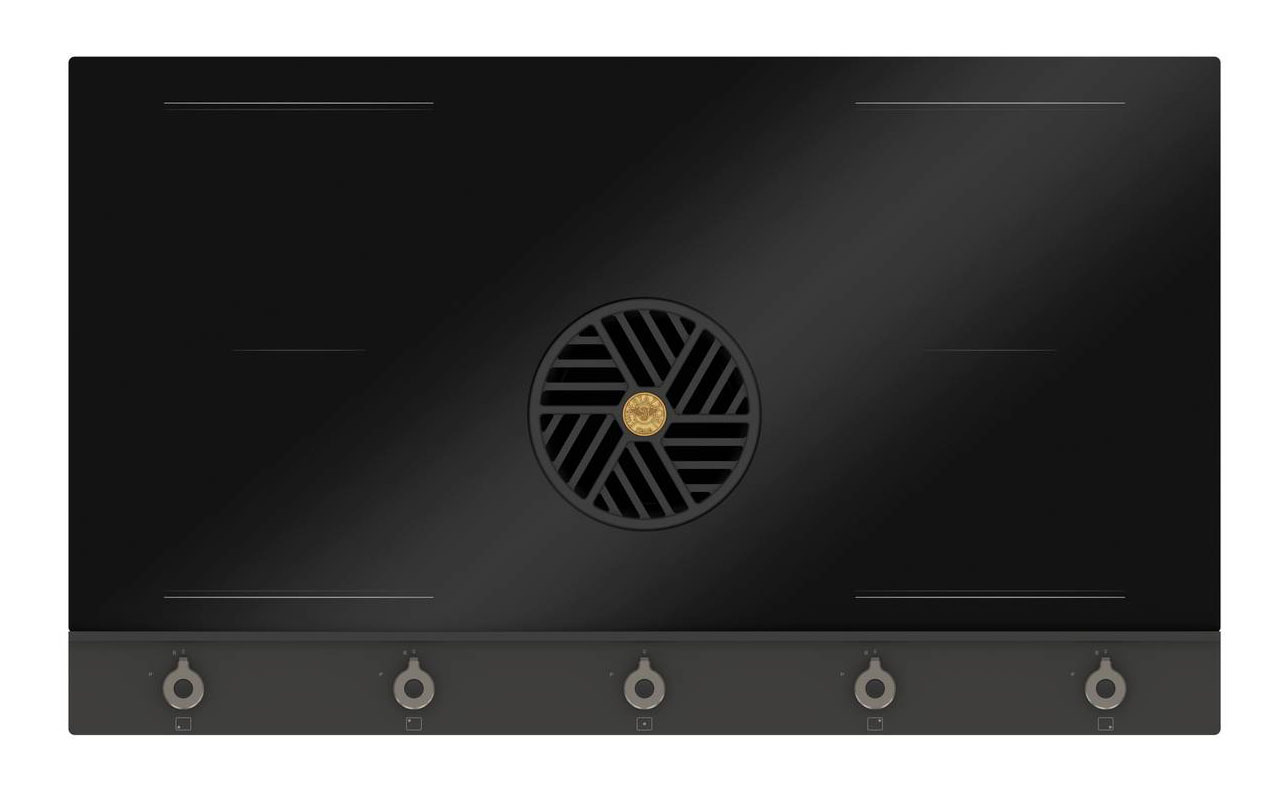 Bertazzoni presenta il nuovo piano aspirante a induzione con manopole della Serie Professional in Carbonio. La struttura in Carbonio, abbinata alla superficie in vetro nero lucido, costruisce un equilibrio sofisticato tra leggerezza visiva e solidità professionale, e le manopole in finitura Titanio offrono una presa sicura e un controllo preciso, mentre al centro del piano la griglia di aspirazione si impone come elemento di design. Il piano aspirante a induzione P904IHK2M30NT largo 90 ha 4 zone Octa da 3 kW, con due configurazioni Multizone che garantiscono la massima adattabilità alle diverse esigenze di cottura. La classe energetica A assicura un equilibrio ottimale tra performance e consumo, il sistema di aspirazione raggiunge i 610 m³/h per un'estrazione rapida e silenziosa e la funzione Power Limitation permette di adattare il prodotto a diverse esigenze di assorbimento elettrico.
Fuorisalone Showroom Bertazzoni Via Durini 17 - Galleria Strasburgo Milano