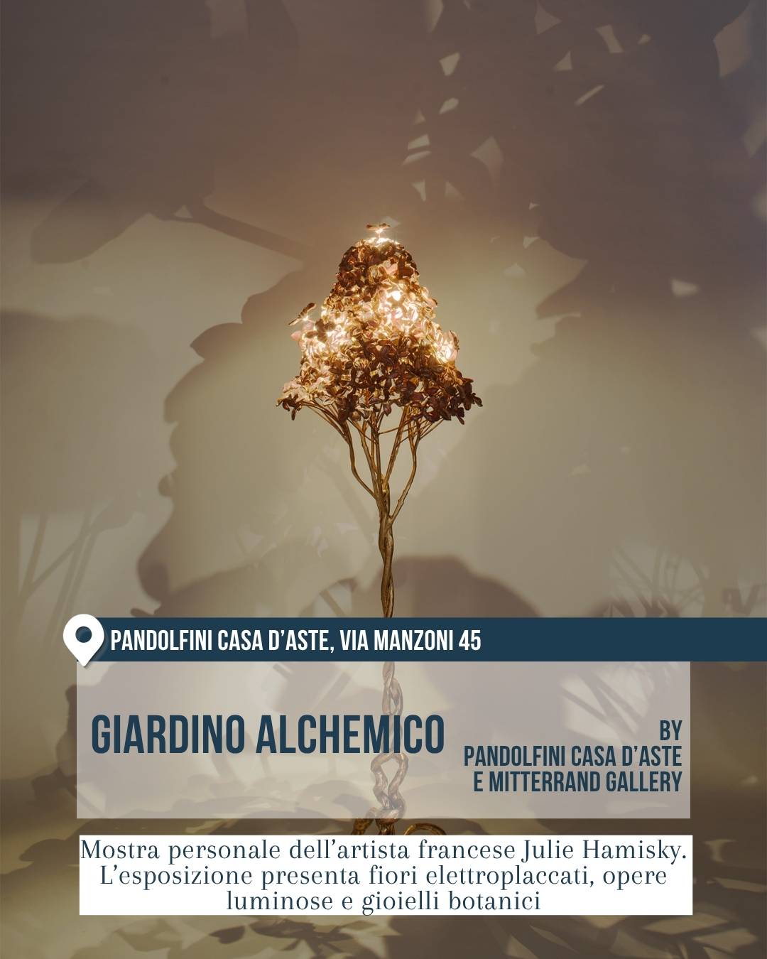 Fuorisalone 2026 a Milano: “Giardino Alchemico” da Pandolfini Casa d’Aste, via Manzoni 45, by Pandolfini Casa d’Aste e Mitterrand Gallery. Una scultura luminosa a forma di fiore, realizzata con elementi metallici dorati, proietta ombre morbide sulla parete. La mostra personale dell’artista francese Julie Hamisky presenta fiori elettroplaccati, opere luminose e gioielli botanici.