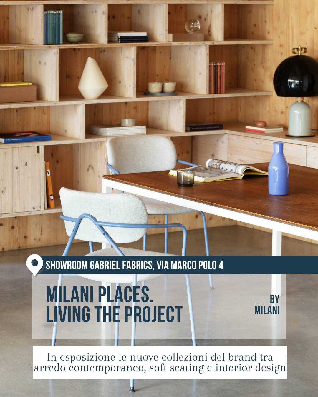 Fuorisalone 2026, Brera Design District: “Milani Places. Living the Project” nello showroom Gabriel Fabrics, via Marco Polo 4, by Milani. Interno contemporaneo con libreria in legno chiaro, tavolo, sedute imbottite dai dettagli azzurri e accessori decorativi. In esposizione nuove collezioni tra arredo contemporaneo, soft seating e interior design.