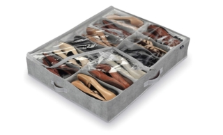 La custodia per scarpe Domo Pak Living permette di riporre fino a 12 paia di calzature. La cerniera su tre lati e gli scomparti la rendono pratica, mentre la parte superiore trasparente permette di individuare facilmente il contenuto. Si può riporre sotto il letto, sopra l'armadio o in locali di servizio. Prezzo 7,99 euro. www.amazon.it