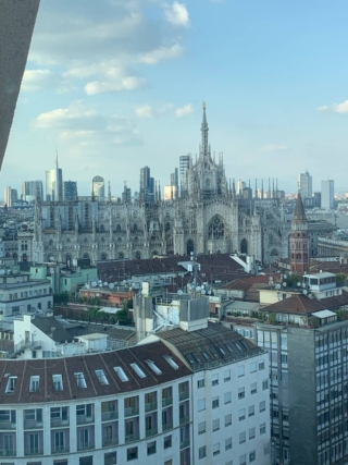 Il Duomo visto dalla Torre Velasca. Nell'angolo a sinistra una delle strutture che caratterizzano dall'esterno la parte alta del grattacielo.