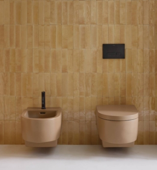 Il vaso e bidet sospesi della serie Blacoon sono disegnati da Patricia Urquiola per Duravit. Sono realizzati in ceramica con smalto antibatterico DuraShield, che li rende particolarmente facili da pulire e igienici. Sono disponibili in una varietà di colori, compreso Bianco e Bianco satinato, e forme e dotati di sedile rallentato e tecnologia Rimless. Qui in foto sono nella variante di colore Clay Terra opaco. Misurano L 37 x P 54. Prezzo della coppia 1.145 euro. www.duravit.it