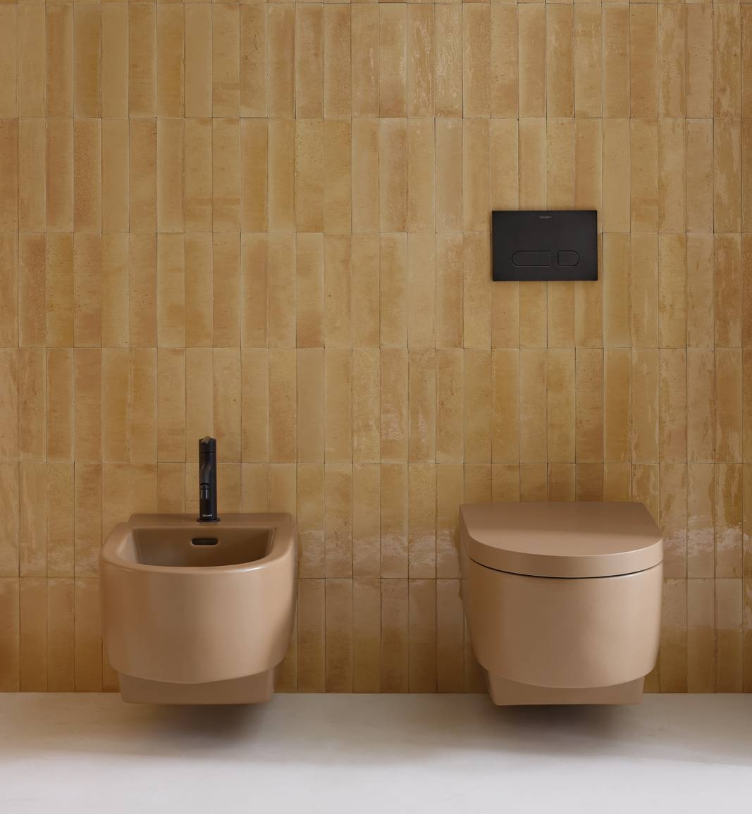 Il vaso e bidet sospesi della serie Blacoon sono disegnati da Patricia Urquiola per Duravit. Sono realizzati in ceramica con smalto antibatterico DuraShield, che li rende particolarmente facili da pulire e igienici. Sono disponibili in una varietà di colori, compreso Bianco e Bianco satinato, e forme e dotati di sedile rallentato e tecnologia Rimless. Qui in foto sono nella variante di colore Clay Terra opaco. Misurano L 37 x P 54. Prezzo della coppia 1.145 euro. www.duravit.it