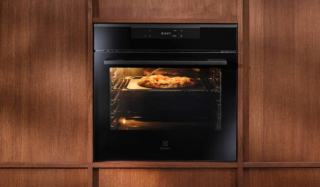 Il progetto The Swedish Home by Electrolux porta un angolo di Svezia nel cuore della città: un ambiente immersivo dedicato al benessere, alla cura di sé e alla riconnessione con la natura. Con The Swedish Home by Electrolux le persone possono godere di un luogo dove il design non è solo estetica, ma emozione e dove l’individuo è al centro della progettualità di ogni ambiente, circondato da tecnologie che semplificano la vita di tutti i giorni. Tra i prodotti viene presentato il nuovo forno 700 MealAssist di Electrolux con funzione PizzaExpert per preparare la vera pizza italiana in soli 2 minuti e mezzo. Il display EXCite Touch TFT aiuta passo per passo nella preparazione dell'impasto e nella gestione dei tempi di cottura, fornendo istruzioni dettagliate. In dotazione una teglia in ghisa progettata per raggiungere i 340°C e una pala forata, ideale per maneggiare l’impasto in sicurezza ed eliminare la farina in eccesso. Il forno è pirolitico e si pulisce autonomamente sfruttando le alte temperature per ridurre grasso e residui di cibo in cenere. www.electrolux.it
Fuorisalone 		The Swedish Home by Electrolux Via Melzo 12 Milano