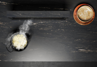 Con il concept progettuale Mimesis, Falmec esplora un nuovo linguaggio progettuale in cui l’aria, metaforicamente interpretata da molecole circolari, viene aspirata da soluzioni che scelgono di non imporsi nell’ambiente cucina, ma di nascondersi al suo interno. Un “polmone” nascosto, una presenza silenziosa che respira insieme allo spazio domestico e che si integra sempre di più nei piani di lavoro, nel soffitto e persino in lampade sospese, dissolvendo il confine tra visibile e invisibile. Ne è un esempio la cappa Level Invisible che scompare alla vista grazie al pannello superiore, personalizzabile con lo stesso materiale del worktop. Compatibile con sistemi a gas e induzione, offre un effetto visivo uniforme ed essenziale. Level Invisible si solleva con un tocco della mano, basta poi un semplice gesto per regolare l’aspirazione attraverso la pulsantiera touch con 3 velocità + boost posizionata frontalmente. È disponibile nella misura da 90 cm, è realizzata in alluminio satinato e vetro fumé, arricchiti da una strip led con luce dinamica, e, grazie alla tecnologia Dialogue System, può essere controllata direttamente da piano a induzione Falmec, mediante controllo touch integrato e connessione wireless a radiofrequenza per un uso intuitivo e sincronizzato. www.falmec.com
FTK 		Pad 4 Stand C22