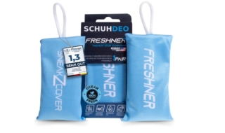 Freshner Deodorante per scarpe è efficace contro l'odore e il sudore dei piedi: elimina i cattivi odori e rilascia una fresca fragranza. È ideale per scarpe da lavoro, sportive e da ginnastica. I cuscinetti garantiscono un profumo fresco fino a 4 mesi e possono essere riutilizzati fino a un anno. Prezzo 16,99 euro. www.amazon.it