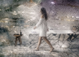 L'installazione “Bubbles of Time” di Kaldewei presenta una selezione di prodotti iconici e innovativi dell’azienda in un allestimento scenografico, come la reinterpretazione della Meisterstück Classic Duo Oval, l'archetipo della vasca da bagno classica freestanding. Il visitatore sperimenta in questa installazione come il bagno sia in continua evoluzione: da spazio funzionale a rifugio personale e parte integrante dei moderni concetti abitativi. I prodotti esposti non sono soltanto oggetti, ma elementi architettonici duraturi oltre il tempo e le generazioni. Si crea così un dialogo tra passato, presente e futuro e una visione del bagno come spazio di design senza tempo. www.kaldewei.it – Fuorisalone, Palazzo Crespi, Corso Matteotti 1, Milano