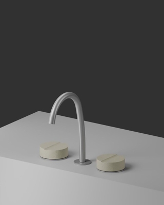 QD MAGISTRO LAB presenta con Eternal Concrete, design Gianluigi Landoni, l’evoluzione naturale di un’icona. Si tratta di una nuova interpretazione della collezione di rubinetti, in cui il cemento sostituisce il marmo. Alla purezza circolare della precedente maniglia in marmo viene sottratto un volume, uno spicchio rimosso con un taglio netto. Un passaggio che segna una trasformazione profonda estetica e soprattutto sensoriale. Non più la levigatezza fredda del marmo bensì la texture porosa del cemento. È un oggetto essenziale e solido, una materia pura che non teme il passare del tempo. Si realizza così un ritorno all'essenza, dove la solidità del cemento e la precisione del taglio si fondono in un pezzo di architettura domestica fatto per restare negli anni. www.qdrubinetterie.it – Fuorisalone, Tortona Lab Milano, via Tortona 34, Milano