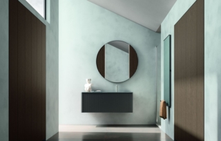 La collezione Honey di Cerasa, disegnata dall’architetto Marcon, è ora proposta nella variante Modern Take. Si tratta di uno stile inedito per questa collezione grazie a nuovi materiali, finiture e dettagli che hanno dato vita a soluzioni dall’estetica essenziale e contemporanea. La composizione prevede una base lavabo lunga 120 cm, nella nuova altezza di 48 cm per una profondità di 51 cm, nell’estetica Nichel opaco con effetto 3D. I fianchi hanno dettaglio frontale in metallo finitura Nichel. Il piano lavabo è realizzato in Gres Ceruleo con vasca integrata. Completa la composizione lo specchio Elegance con diametro di 110 cm, illuminato a LED e con inserti in Rovere Termocotto. www.cerasa.it  – Fuorisalone, Showroom La Salle De Bains di Cerasa, Via San Clemente 1, Milano