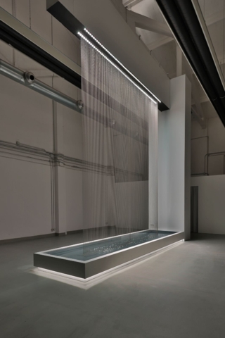 L’installazione ROS nell’Experience Center di Geberit, grande 800 mq, è un’esperienza immersiva e relazionale. Creata dallo studio svizzero atelier oï, interpreta il flusso dell’acqua come sintesi tra estetica e funzione, trasformando il know-how dell’azienda in una narrazione visiva di grande effetto. Centinaia di sottili molle in acciaio inossidabile guidano il movimento delle gocce d’acqua lungo traiettorie definite in una composizione dinamica. Il loro movimento è a volte veloce, a volte lento, si arresta, si unisce o si divide. Foto: ByAlejandroRamire. www.geberit.it – Fuorisalone, Geberit Experience Center, Opificio 31, Via Tortona 31, Milano