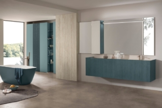 Ha anta ergonomica con un profilo superiore inclinato a 45° che funge da presa integrata il mobile bagno Arcom Secret di Arcom. È disponibile in un’ampia gamma cromatica che va dai laccati lucido e opachi fino alle varianti metallizzate con punte dorate soft glitter. È personalizzabile anche con finiture in Noce, decoro millerighe Velvet (in noce e laccato) e con l’effetto rigato Riga in versione laccata. www.arcombagno.com – Fuorisalone, Showroom Insula delle Rose, via Goito 3, Milano