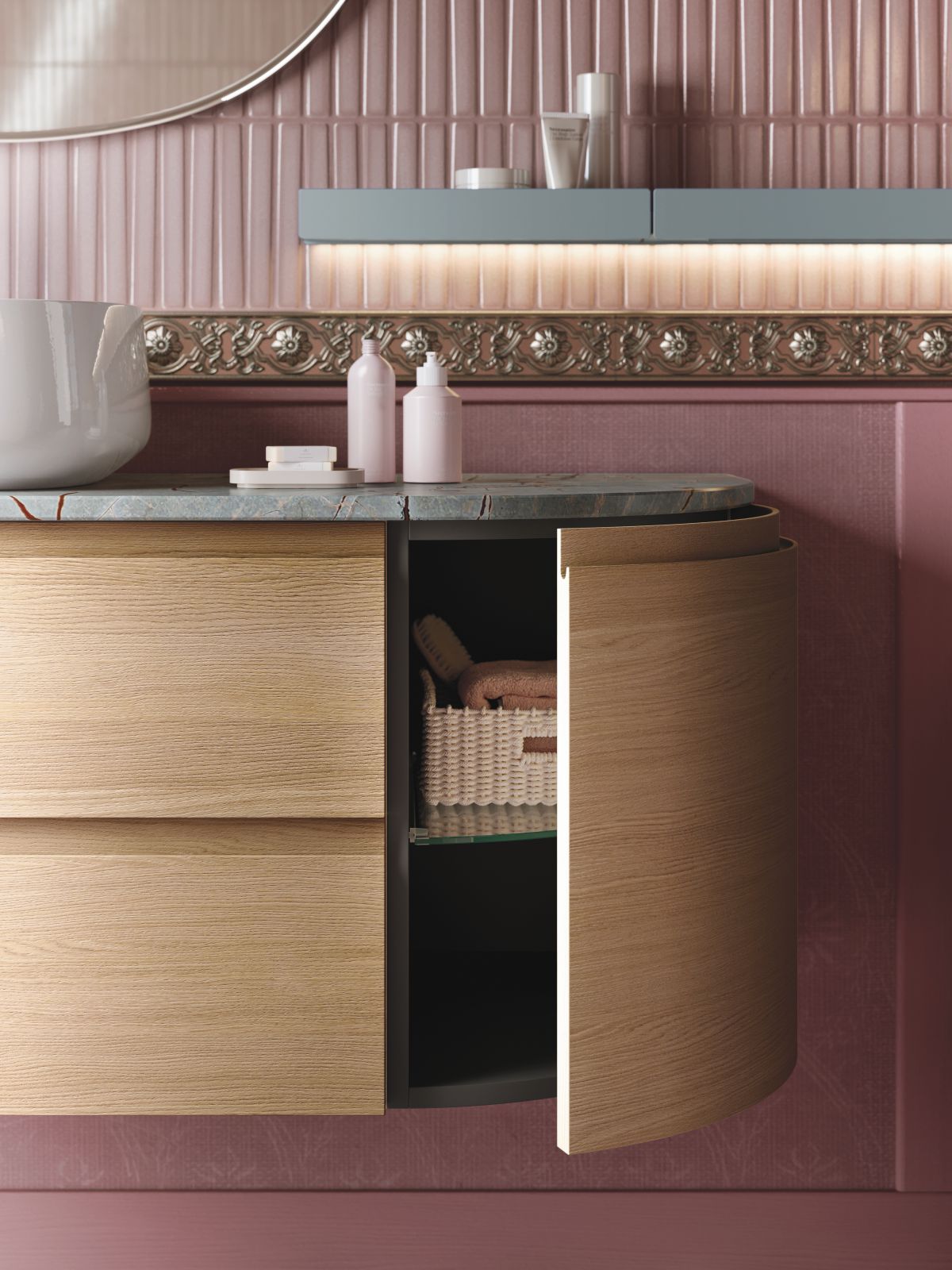 Il segno distintivo della collezione di arredobagno Street di Arbi è la presa integrata nell’anta: un dettaglio che alleggerisce i volumi e dà continuità visiva ai frontali, valorizzando superfici e finiture. È disponibile in 52 finiture laccate – lucido, opaco o velvet – con 4 varianti Metal, a cui si affiancano 7 essenze in legno di Rovere e una in Noce Canaletto naturale. La vasta modularità consente di creare svariate configurazioni adattandosi a qualsiasi ambiente bagno. Ogni soluzione può essere completata con lavabi, piani top, specchiere, faretti, accessori e complementi, oltre che con piatti doccia, box doccia e termoarredo del programma Ibra Showers. Nella composizione Street 4016 in foto il mobile sospeso in Rovere Essenza ha piano top in quarzite Blu Roma opaca. Il lavabo Whisky è in ceramica bianco lucido. Il mobile lavabo ha terminali ad anta curva battente, con maniglia J ricavata nella parte alta dell’anta e fianco di finitura abbinato, accompagnato da un profilo J in continuità. www.arbiarredobagno.it – Fuorisalone, Showroom Arbi, Corso Monforte, angolo Via San Damiano, Milano