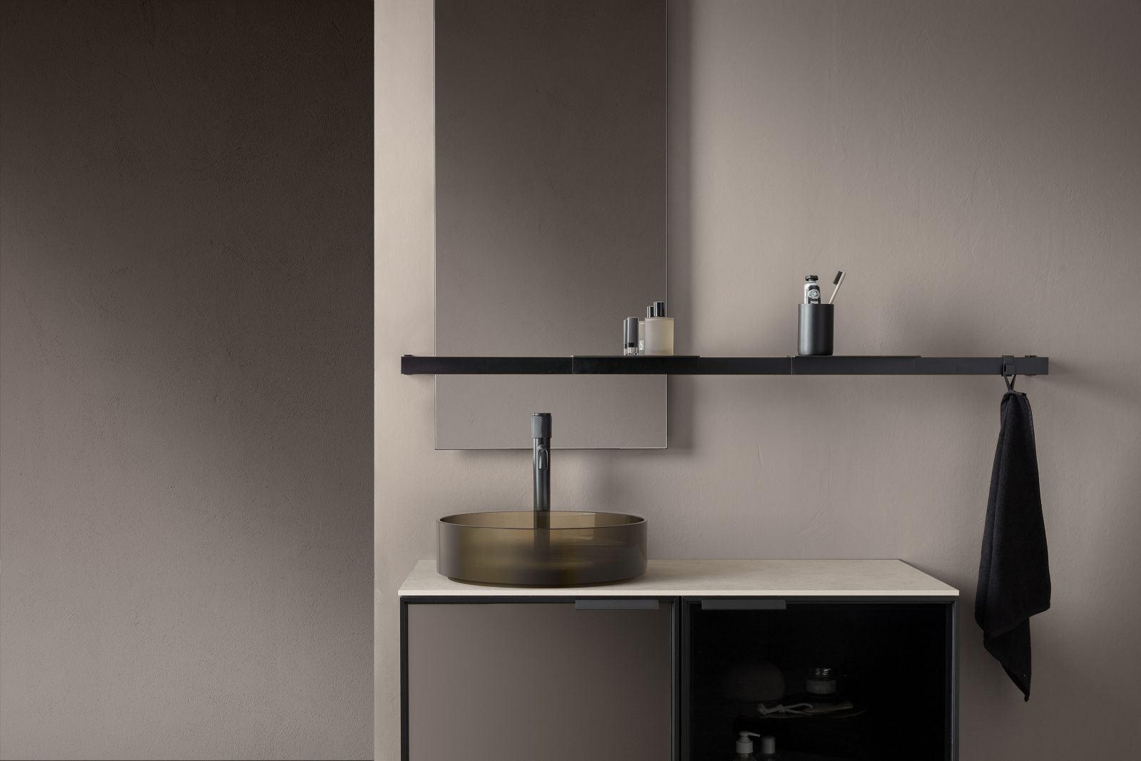 Il lavabo Fashion di Arblu è tra le novità presentata durante la settimana del Salone del Mobile.Milano. In Cristalblu tondo od ovale e in 6 finiture nel modello in foto è nel colore Cachi. Tondo ha un diametro di 40 x H 11 cm, ovale misura L 58 x P 40 x H 11 cm. www.arblu.it – Fuorisalone, Showroom Arblu all’interno di MetroQuality, via Solferino 24, Milano